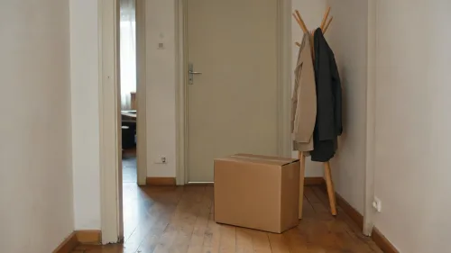 Žena platí smartfónom pri online nakupovaní