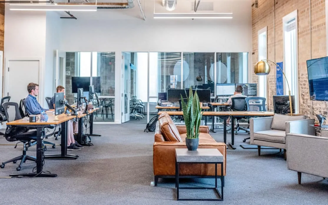 Podnikateľ prezerajúci si finančné grafy na notebooku