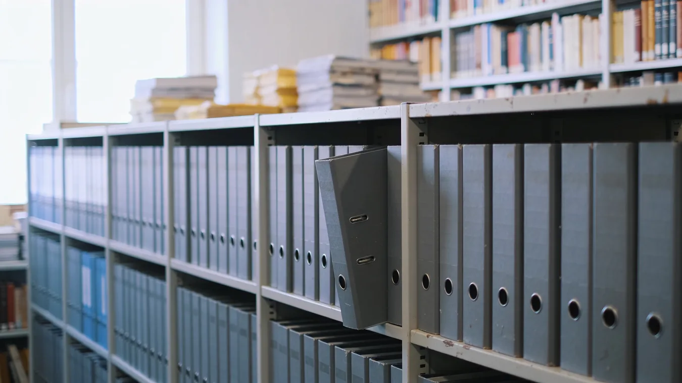 Žena s notebookom hľadá informácie v online registri doma pri stole