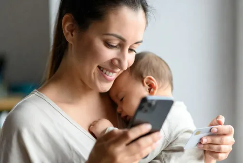 Mamička s dieťaťom pri počítači - Pôžička na materskej