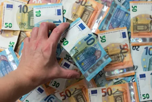 Starostlivá tvár pri prezeraní faktúr - Pôžička na vyplatenie dlhov