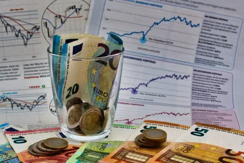 Logá nebankových spoločností a kalkulačka