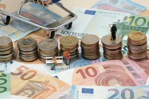 Podávanie si rúk pri podpise zmluvy o pôžičke