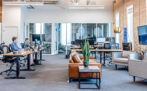 Podnikateľ prezerajúci si finančné grafy na notebooku