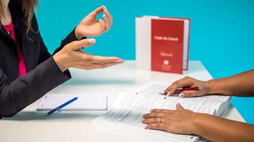 Zamestnanec v novej práci premýšľajúci o financiách