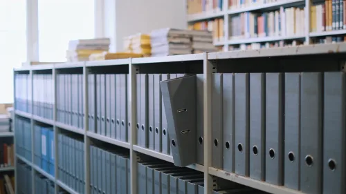 Žena s notebookom hľadá informácie v online registri doma pri stole
