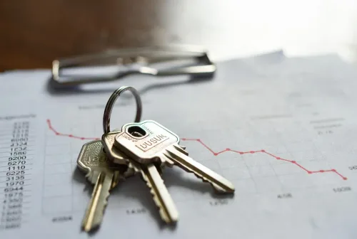 Symbol domčeka a mince - Úver na refinancovanie